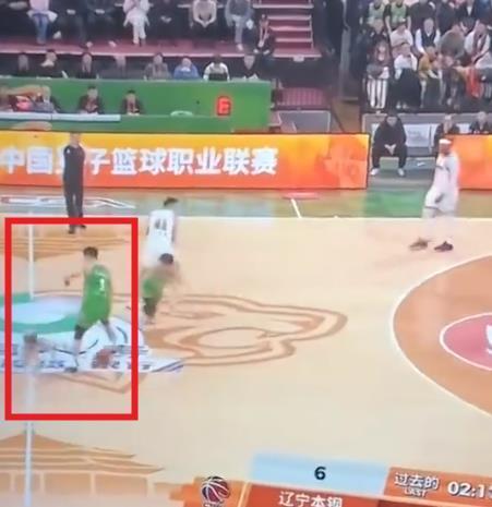世界杯直播下载-什么情况?辽粤大战争议画面曝光 徐杰被撞倒 技术台人员竟鼓掌