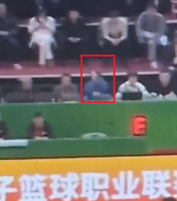 世界杯直播下载-什么情况?辽粤大战争议画面曝光 徐杰被撞倒 技术台人员竟鼓掌